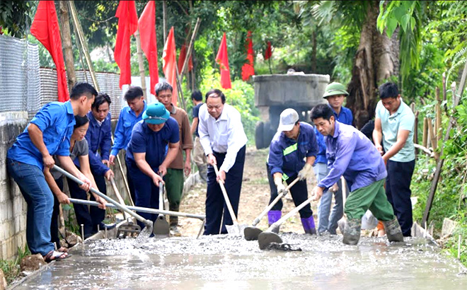 Lãnh đạo huyện Yên Bình cùng nhân dân thôn Đồng Tâm, xã Mỹ Gia tích cực tham gia làm đường giao thông nông thôn trong “Ngày cuối tuần cùng dân”.