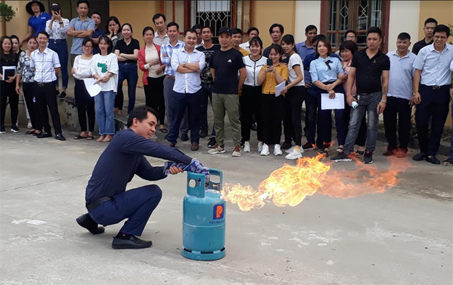 Học viên tham gia lớp tập huấn thực hành chữa cháy