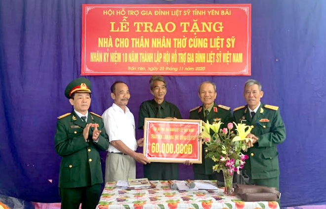 Lãnh đạo Hội hỗ trợ gia đình liệt sĩ Việt Nam trao hỗ trợ làm nhà cho thân nhân thờ cúng liệt sĩ xã Việt Thành, huyện Trấn Yên.