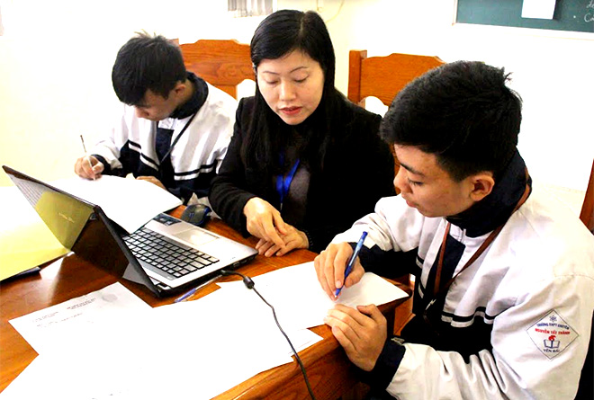 Học sinh Trường THPT Chuyên Nguyễn Tất Thành nghiên cứu khoa học - kỹ thuật với sự hỗ trợ từ giáo viên.