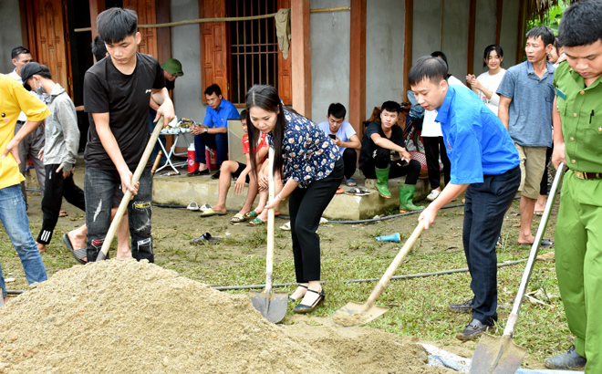 Các đại biểu tham gia cùng tham gia lễ khởi công.