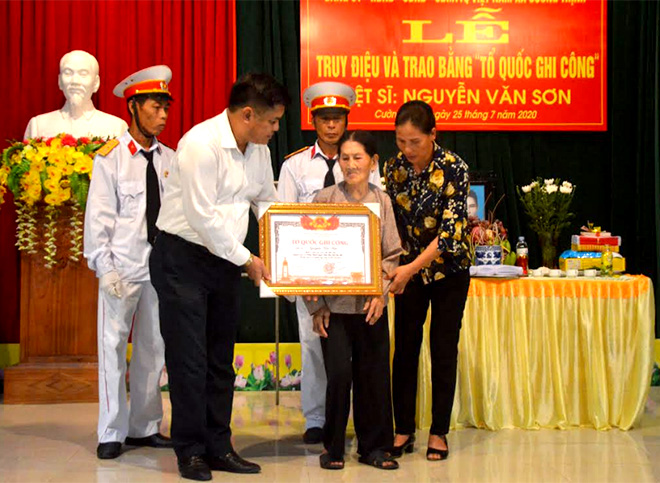 Lãnh đạo huyện Trấn Yên trao Bằng Tổ quốc ghi công cho thân nhân liệt sĩ Nguyễn Văn Sơn.
