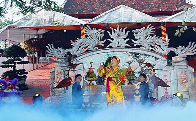 Diễn xướng hầu đồng giá ông Hoàng Mười tại Festival thực hành tín ngưỡng thờ Mẫu Thượng Ngàn gắn với Lễ hội Cơm mới đền Đông Cuông năm 2020. (Ảnh: Bùi Minh)