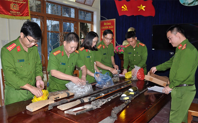 Cán bộ, chiến sĩ Phòng Cảnh sát Quản lý hành chính về trật tự xã hội, Công an tỉnh kiểm tra các loại vũ khí, vật liệu nổ, công cụ hỗ trợ của người dân giao nộp.