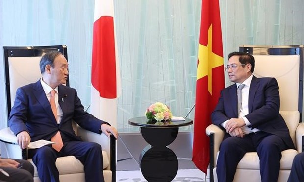 Prime Minister Pham Minh Chinh (R) receives former PM of Japan Suga Yoshihide.