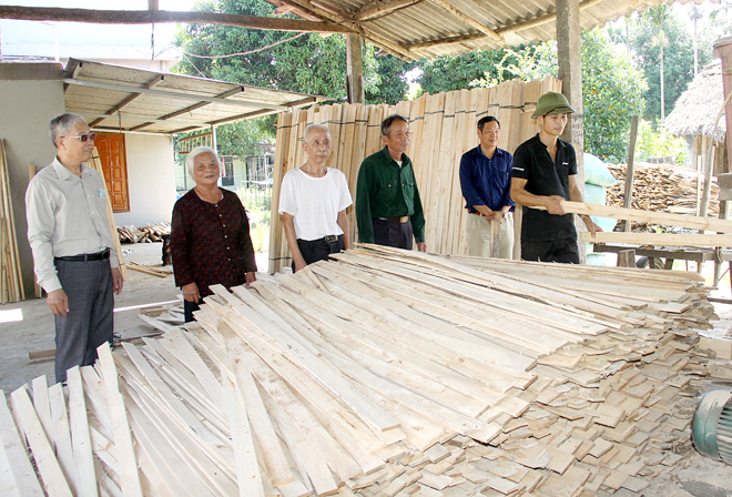 Lãnh đạo Ban đại diện Hội Người cao tuổi huyện Trấn Yên tham quan xưởng chế biến gỗ rừng trồng của gia đình hội viên người cao tuổi Nguyễn Tiến Nho, xã Quy Mông.
