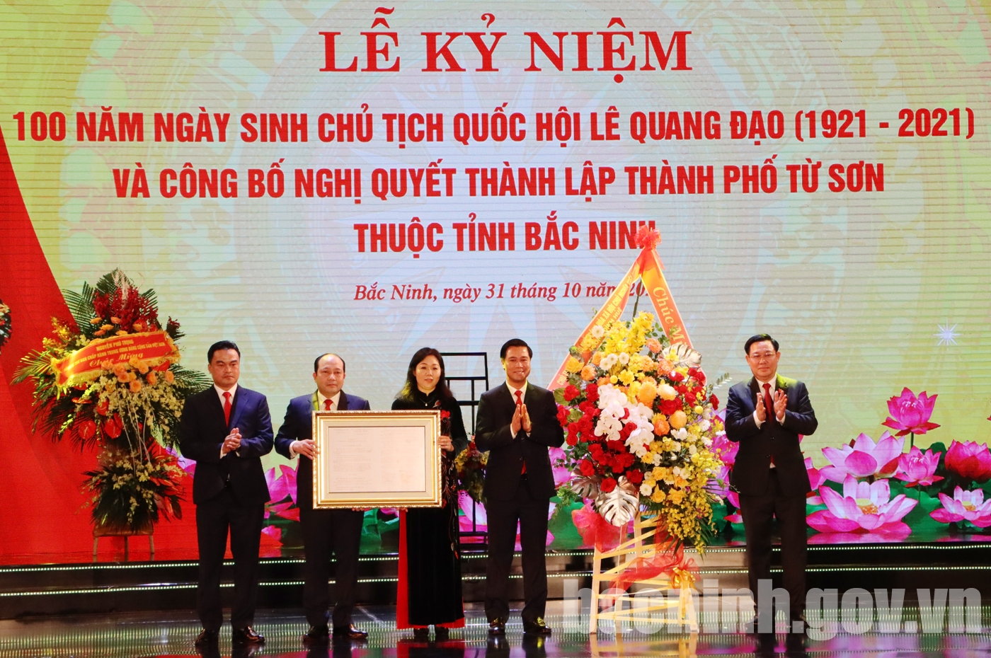 Chủ tịch Quốc hội Vương Đình Huệ trao Nghị quyết của Ủy ban Thường vụ Quốc hội về việc thành lập thành phố Từ Sơn.