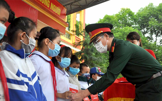 Trung tá Vũ Xuân Hoàn - Giám đốc Viettel Yên Bái trao học bổng Chương trình “Vì em hiếu học” cho các học sinh Trường THCS Động Quan, huyện Lục Yên.