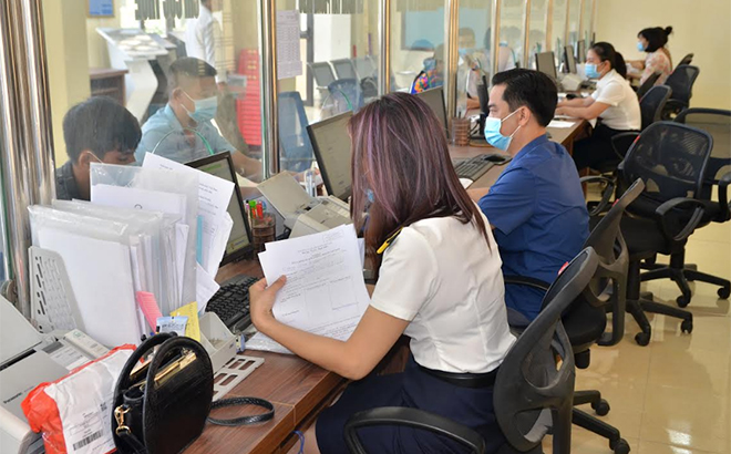 Người dân đến giải quyết các thủ tục hành chính tại Bộ phận Phục vụ hành chính công huyện Văn Yên.