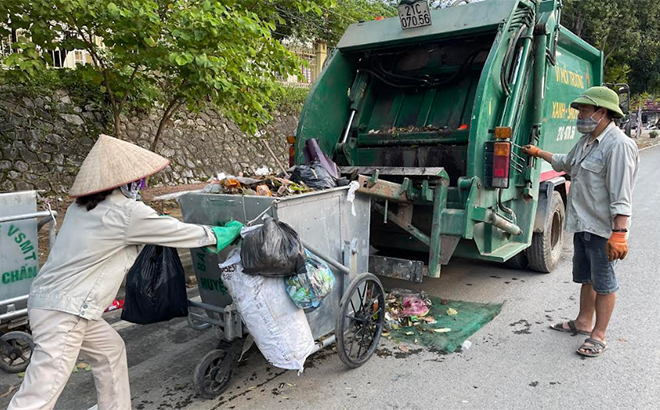 Thu gom rác thải rắn sinh hoạt trên địa bàn thị trấn Sơn Thịnh.