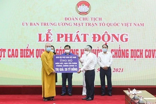 Chủ tịch Uỷ ban Trung ương MTTQ Việt Nam Đỗ Văn Chiến tiếp nhận ủng hộ của Giáo hội Phật giáo Việt Nam cho công tác phòng chống dịch COVID-19.