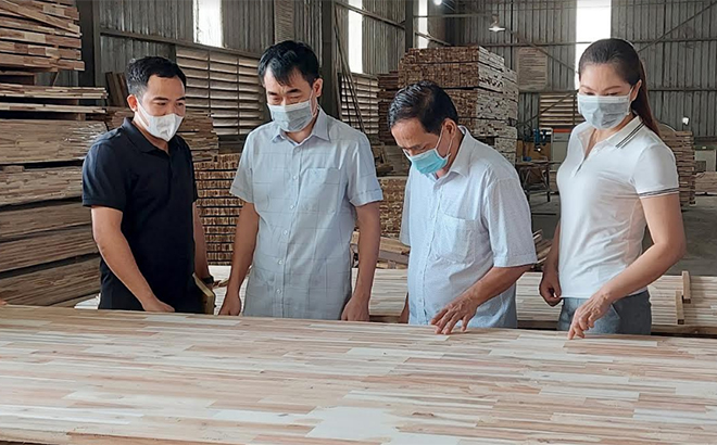 Lãnh đạo Đảng ủy khối Cơ quan và Doanh nghiệp tỉnh nắm bắt thực tế tình hình sản xuất, kinh doanh tại Công ty cổ phần Kinh doanh chế biến lâm sản xuất khẩu Yên Bái.