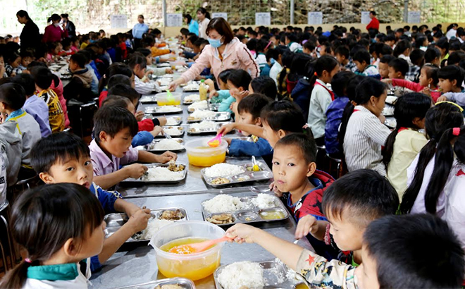 Học sinh Trường PTDTBT TH&THCS xã Bản Công, huyện Trạm Tấu được quan tâm cải thiện bữa ăn, đặc biệt là bảo đảm an toàn thực phẩm.