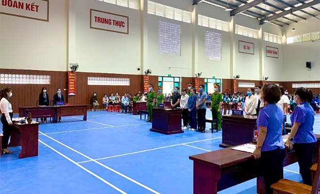 Phiên tòa giả định một vụ án hình sự tại trường THPT Nguyễn Huệ thu hút đông đảo các học sinh tham dự.
