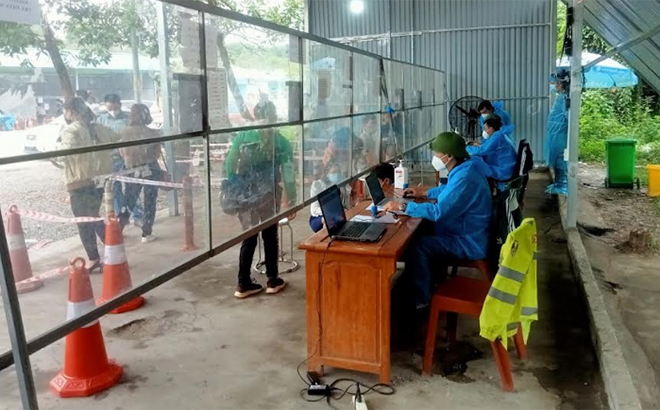 Lực lượng đoàn viên thanh niên huyện Trấn Yên tham gia hỗ trợ kiểm soát dịch bệnh tại chốt kiểm dịch nút giao IC 12, cao tốc Nội Bài-Lào Cai.