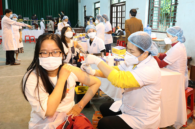 Tiêm vaccine ngừa COVID-19 cho học sinh ở Ninh Bình trong độ tuổi.