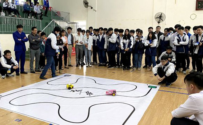 Học sinh Trường THPT Chuyên Nguyễn Tất Thành trình diễn mô hình xe tự hành và xe vượt mê cung trong Ngày hội STEM của các trường THPT, THCS trên địa bàn thành phố Yên Bái năm 2021.