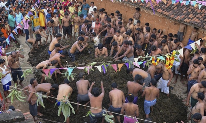 Người dân dự lễ hội ném phân bò Gorehabba tại làng Gumatapura, miền nam Ấn Độ, cuối tuần qua.