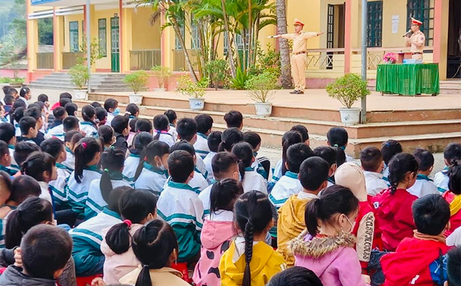 Tuyên truyền Luật Giao thông đường bộ cho học sinh Trường Tiểu học và THCS Minh Bảo, thành phố Yên Bái.