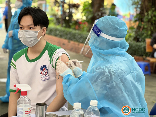 Việt Nam cán mốc tiêm chủng hơn 90 triệu liều vaccine phòng COVID-19. Trong ảnh tiêm vaccine phòng COVID-19 cho trẻ em dưới 18 tuổi tại TP HCM.