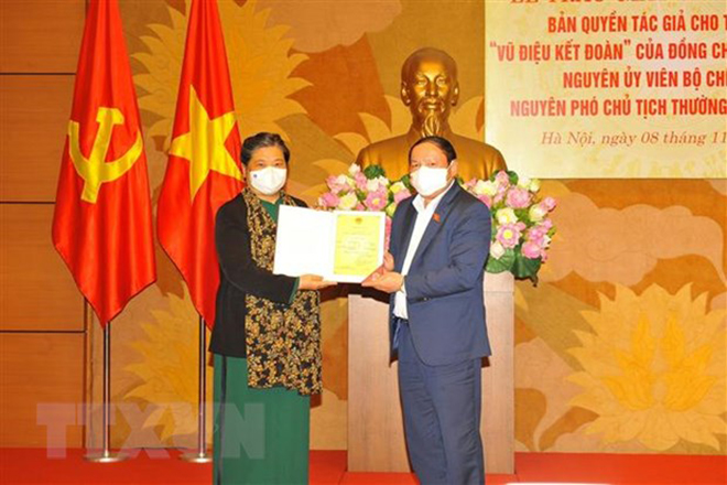 Nguyên Phó Chủ tịch thường trực Quốc hội Tòng Thị Phóng tiếp nhận Giấy chứng nhận đăng ký bản quyền tác giả.