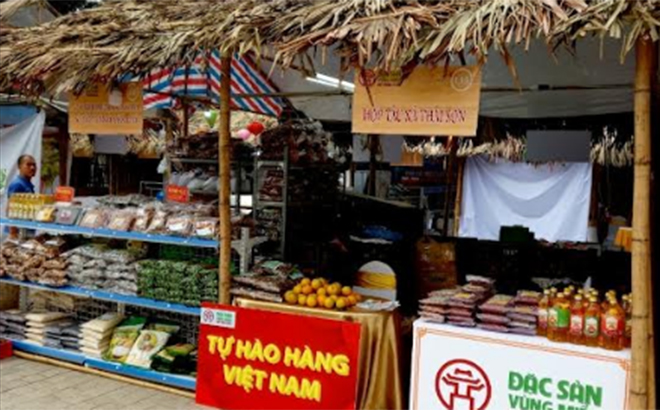 Các sản phẩm OCOP của Hợp tác xã Thái Sơn, xã Tân Lĩnh, huyện Lục Yên được trưng bày, giới thiệu tại Hội chợ Đặc sản vùng miền Việt Nam năm 2020 tại Hà Nội.