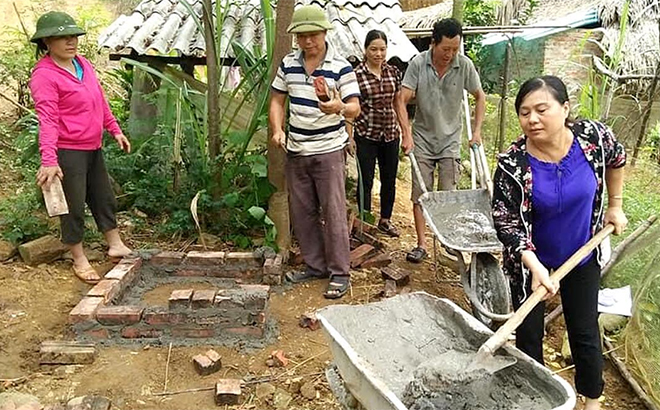 Hội Liên hiệp Phụ nữ xã An Bình tuyên truyền, vận động hội viên xây dựng hố thu gom rác thải sinh hoạt tại gia đình.