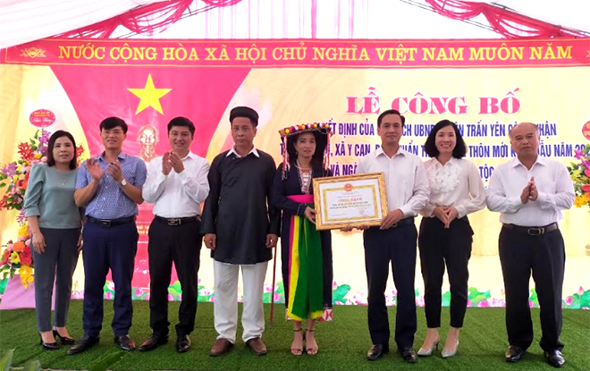 Lãnh đạo Huyện ủy Trấn Yên trao bằng công nhận thôn NTM kiểu mẫu cho thôn An Phú, xã Y Can.