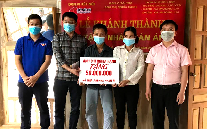 Đại diện Nhóm “Kết nối trẻ” trao hỗ trợ cho hộ nghèo xã Mường Lai, huyện Lục Yên.