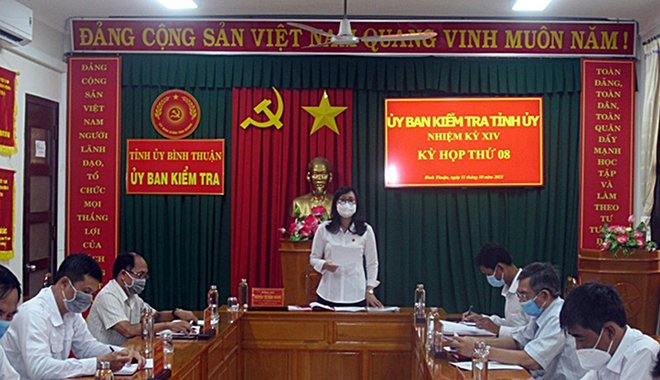Bà Nguyễn Thị Minh Hoàng, Phó Chủ nhiệm thường trực UBKT Tỉnh ủy Bình Thuận chủ trì kỳ họp thứ 8.