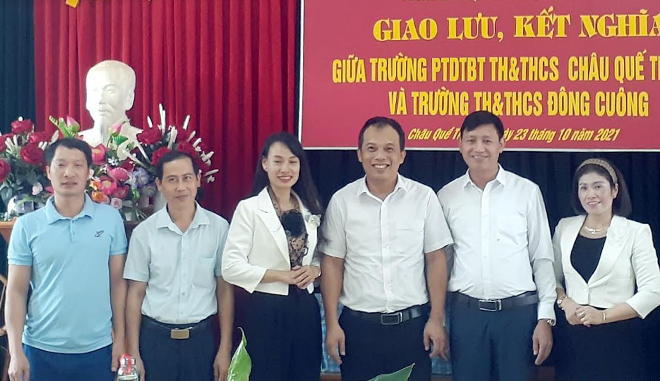 Giao lưu kết nghĩa giữa Trường TH&THCS Đông Cuông và Trường PTDTBT TH&THCS Châu Quế Thượng.