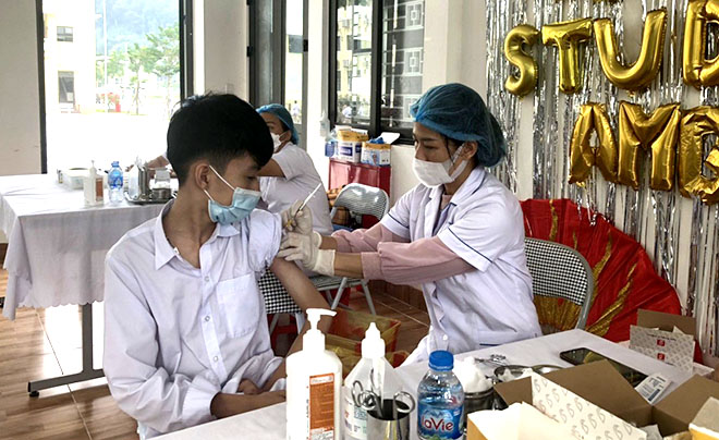 Một điểm tiêm vaccine cho trẻ em từ 12-17 tuổi ở TP. Lào Cai. Ảnh: Báo Lào Cai