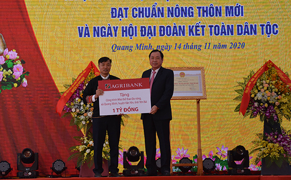 Đại diện Ngân hàng Nông nghiệp và Phát triển nông thôn Việt Nam tài trợ xây dựng 1 nhà thể thao đa năng cho xã Quang Minh tháng 11/2020. (Ảnh: T.L)