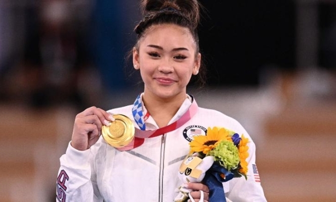 Vận động viên Mỹ gốc Á Suni Lee giành huy chương vàng thể dục dụng cụ tại Olympic Tokyo hồi tháng 7.