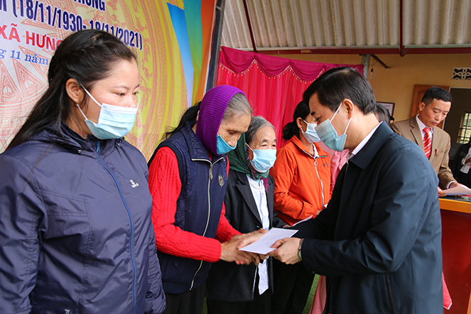 Đồng chí Nguyễn Minh Tuấn - Ủy viên Ban Thường vụ, Trưởng ban Tuyên giáo Tỉnh ủy tặng quà các hộ nghèo và cận nghèo có hoàn cảnh khó khăn tại thôn Khe Năm, xã Hưng Khánh.