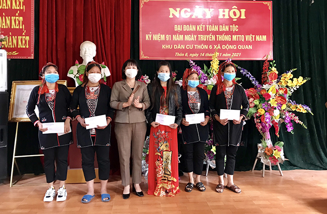 Đồng chí Hoàng Thị Thanh Bình tặng thôn 10 triệu đồng và trao 5 suất quà cho hộ nghèo trong thôn.