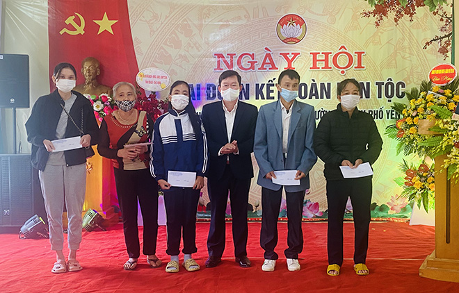 Đồng chí Nguyễn Quốc Luận tặng quà một số hộ nghèo ở tổ dân phố Cường Bắc.