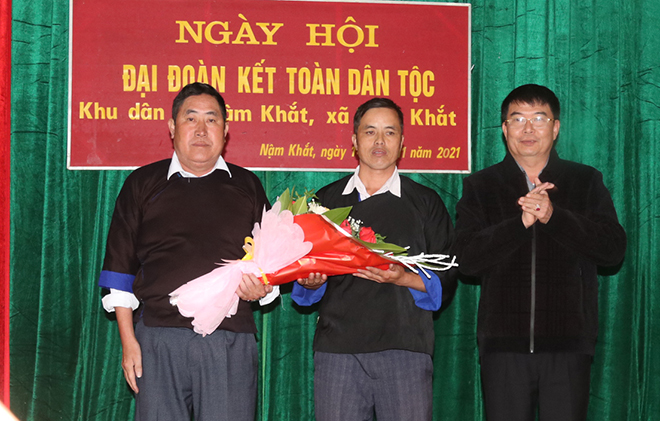 Đồng chí Trần Công Ứng - Ủy viên Ban Thường vụ Tỉnh ủy, Chỉ huy Trưởng Bộ CHQS tỉnh tặng hoa, quà chúc mừng nhân dân bản Nậm Khắt.