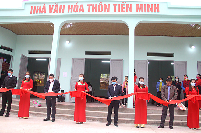 Chánh Văn phòng Tỉnh ủy Trần Ngọc Luận cùng lãnh đạo địa phương cắt băng khánh thành nhà văn hóa thôn Tiến Minh trong Ngày hội.