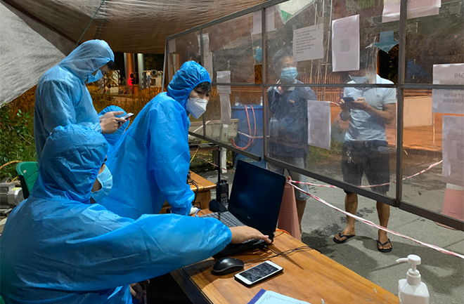 Cán bộ Trung tâm Y tế thành phố  Yên Bái tham gia trực 24/24 tại các chốt kiểm dịch vào địa bàn.