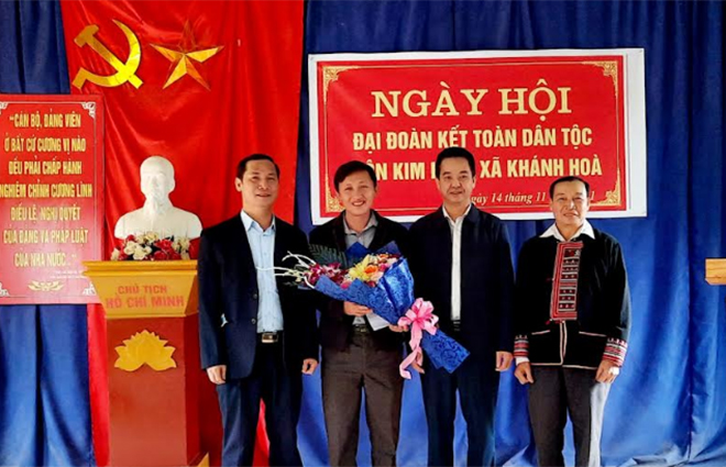 Lãnh đạo huyện Lục Yên tặng hoa chúc mừng tại các Ngày hội đại đoàn kết ở xã Khánh Hòa