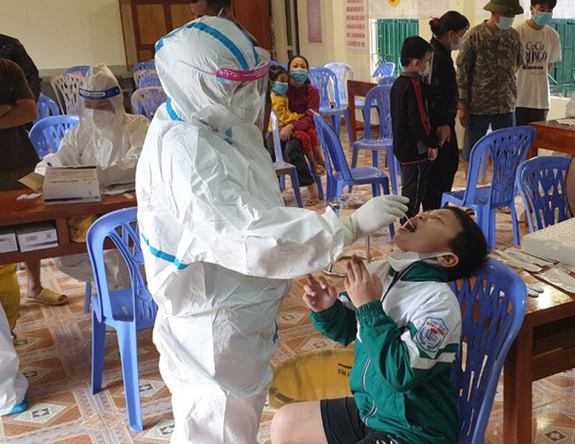 Lực lượng y tế lấy mẫu test nhanh học sinh trên địa bàn thành phố Hà Giang.