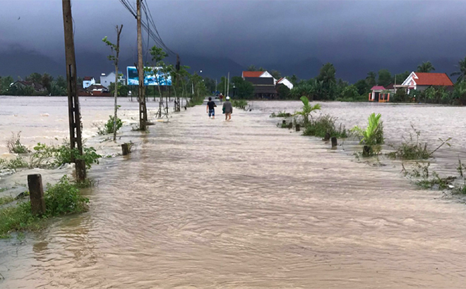 Đường vào thôn Xuân Mỹ, xã Hòa Mỹ Đông, huyện Tây Hòa, tỉnh Phú Yên bị ngập trong nước lũ