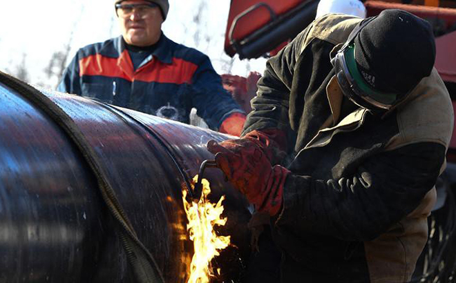 Công nhân sửa chữa một đoạn đường ống dẫn dầu ở làng Romanovka (Belarus).