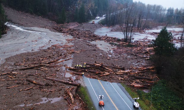 Tình trạng sạt lở đất và lũ lụt đã chia cắt nhiều khu vực tại British Columbia, Canada.