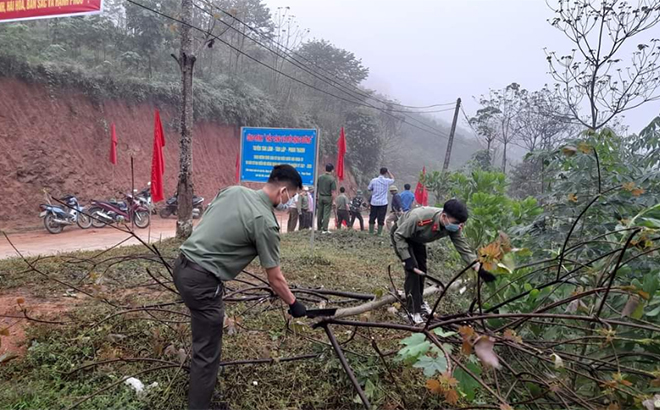 Cán bộ, chiến sĩ Công an huyện Lục Yên tham gia “Ngày thứ Bảy cùng dân” giải phóng mặt bằng tuyến đường Tân Lĩnh - Tân Lập - Phan Thanh.