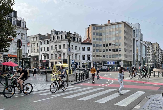 Người dân đi xe đạp tại trục đường trung tâm thủ đô Brussels.