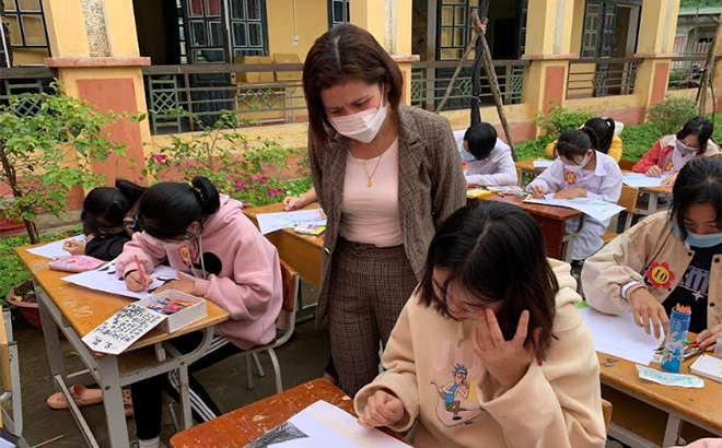 Bà Hoàng Phương Thúy -Phó Chủ tịch Hội LHPN tỉnh kiểm tra phần thi vẽ tranh của các em học sinh.