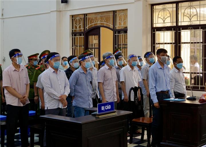 Nguyên Chủ tịch UBND TP Trà Vinh và các bị cáo tại toà.