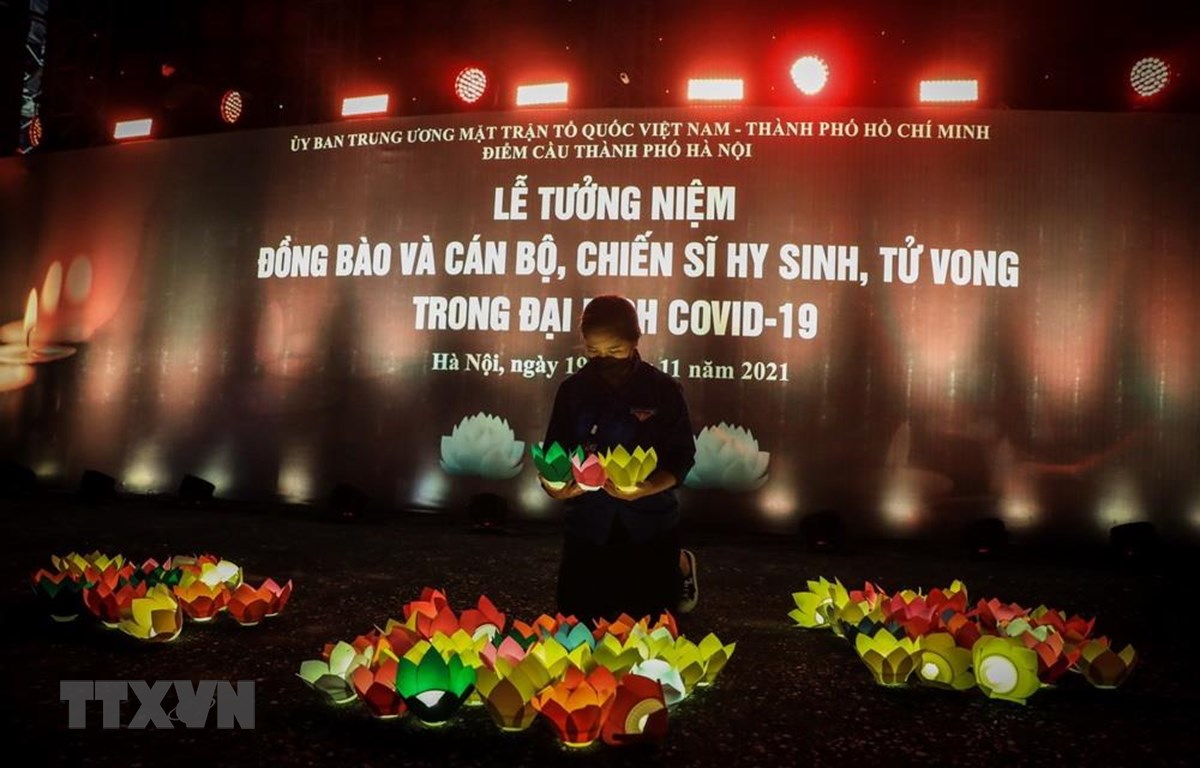 Đoàn viên, thanh niên thả hoa đăng tưởng niệm đồng bào và cán bộ, chiến sĩ hy sinh, tử vong trong đại dịch COVID-19. (Ảnh:TTXVN)